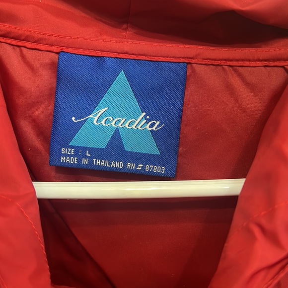 Red windbreaker University of Hawaii Hilo - Picture 2 of 3